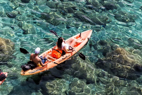 Turystów, spływy kajakowe w Tsigrado Beach w Milos island, Cyklady, G — Zdjęcie stockowe