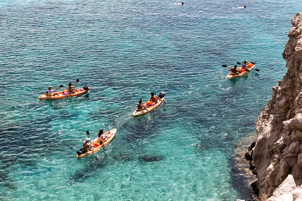 Tourists kayaking at Tsigrado Beach in Milos island, Cyclades, G — Stock Photo, Image