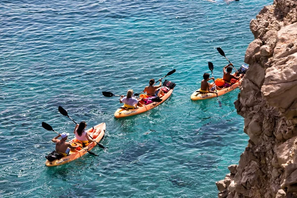 Toeristen kajakken op Tsigrado Beach in Milos eiland, Cyclades, G — Stockfoto