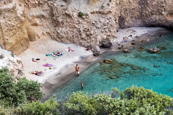 Τουρίστες απολαμβάνουν το καθαρό νερό από την όμορφη παραλία της Tsigrad — Φωτογραφία Αρχείου