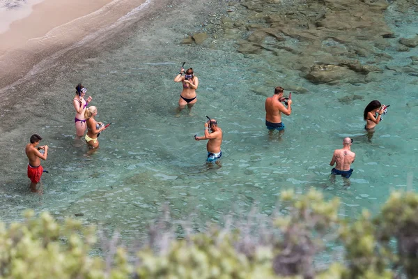 Τουρίστες απολαμβάνουν το καθαρό νερό από την όμορφη παραλία της Tsigrad — Φωτογραφία Αρχείου