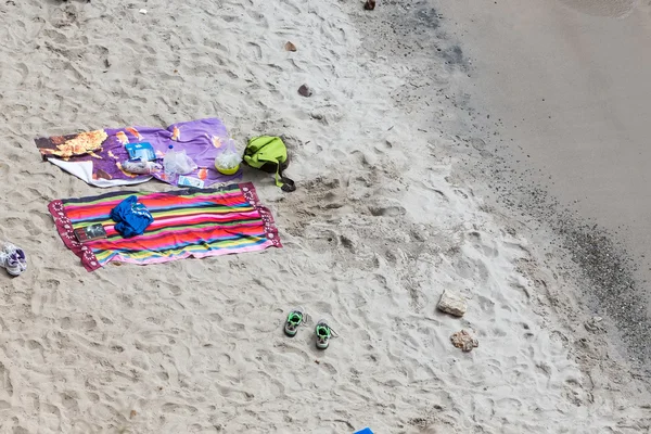 Vista dall'alto degli asciugamani sulla spiaggia di Tsigrado nell'isola di Milos, Cicladi , — Foto Stock