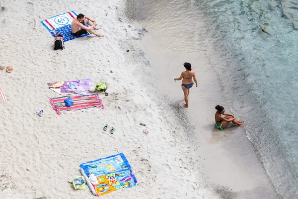 Turistas tomando el sol en la hermosa playa de Tsigrado playa en — Foto de Stock