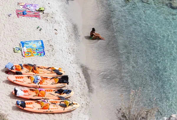 Bovenaanzicht van de kano's op Tsigrado Beach op het eiland Milos, Cycladen, — Stockfoto