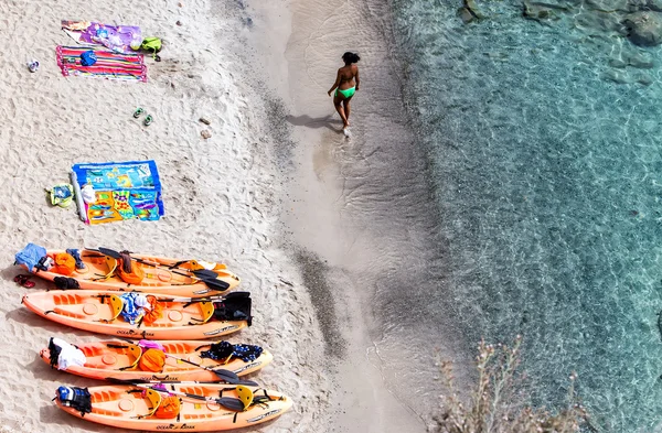 Bovenaanzicht van de kano's op Tsigrado Beach op het eiland Milos, Cycladen, — Stockfoto