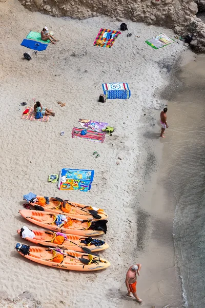 Vista superior de las canoas en la playa de Tsigrado en la isla de Milos, Ciclades , — Foto de Stock