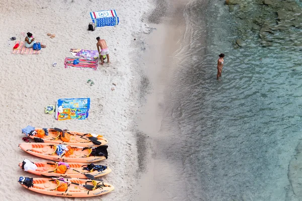 Bovenaanzicht van de kano's op Tsigrado Beach op het eiland Milos, Cycladen, — Stockfoto