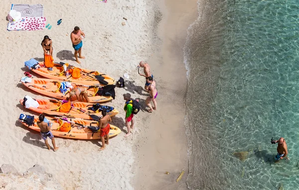Ovansida av kanoter på Tsigrado Beach i Milos island, Cykladerna, — Stockfoto