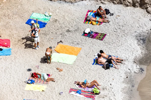 Туристы загорают на красивом пляже в Tsigrado пляж в — стоковое фото