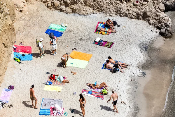 Turister sola på den vackra stranden i Tsigrado beach i — Stockfoto