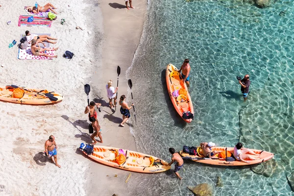 Bovenaanzicht van de kano's op Tsigrado Beach op het eiland Milos, Cycladen, — Stockfoto