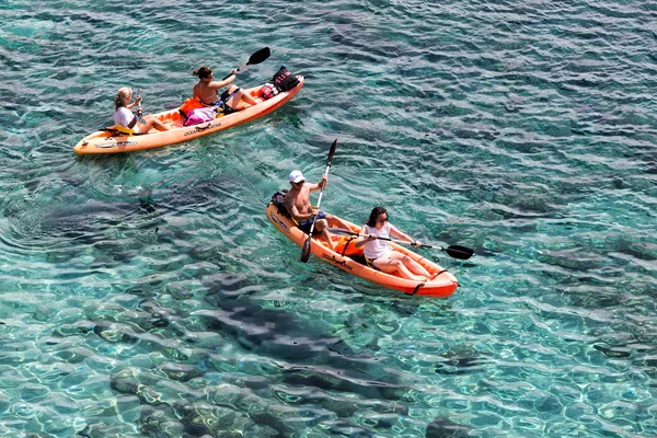 Turystów, spływy kajakowe w Tsigrado Beach w Milos island, Cyklady, G — Zdjęcie stockowe