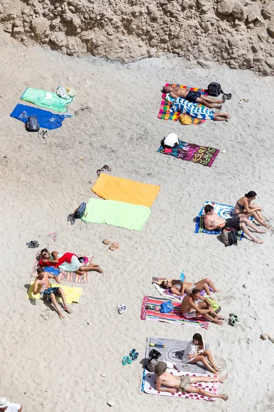 Toeristen zonnen op het mooie strand in Tsigrado strand in — Stockfoto