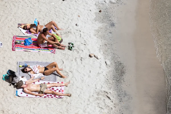 Туристы загорают на красивом пляже в Tsigrado пляж в — стоковое фото