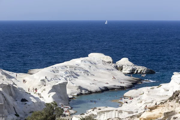 I turisti godono l'acqua limpida della spiaggia di Sarakiniko a Milos, Gre — Foto Stock