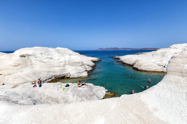 Milos, Gre Sarakiniko plaj temiz su turist zevk — Stok fotoğraf