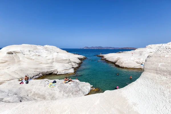 Milos, Gre Sarakiniko plaj temiz su turist zevk — Stok fotoğraf