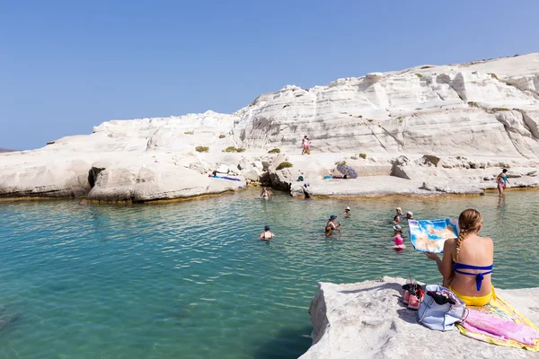 Turister njuta av det klara vattnet Sarakiniko Beach i Milos, Gre — Stockfoto