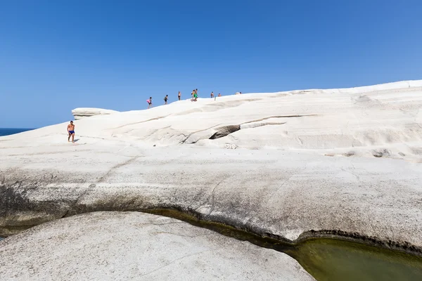 Tourists enjoy the clear water of Sarakiniko beach in Milos, Gre — Stock Photo, Image