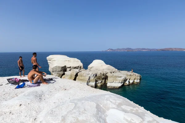 Туристы наслаждаются чистой водой пляжа Саракинико в Милоше, Гре — стоковое фото