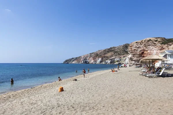 Turyści cieszyć się czystą wodą przy pięknej plaży w Milos i — Zdjęcie stockowe