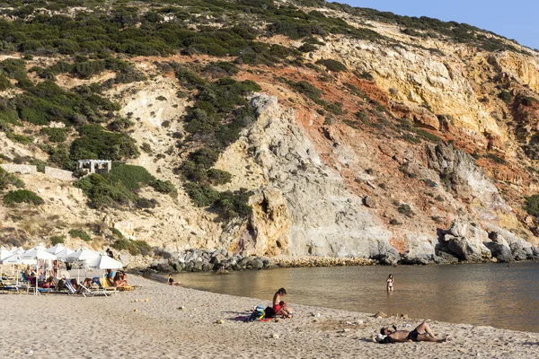 Τουρίστες απολαμβάνουν το καθαρό νερό από την όμορφη παραλία στη Μήλο μου — Φωτογραφία Αρχείου