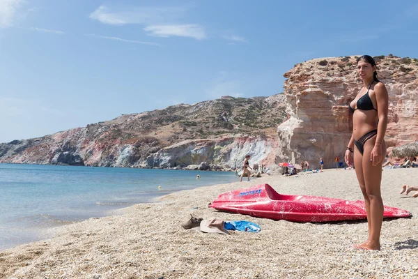 Turister njuta av det klara vattnet på den vackra stranden i Milos jag — Stockfoto