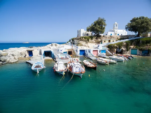 Традиционная греческая деревня Мандракия с рыбными лодками на острове Милош — стоковое фото