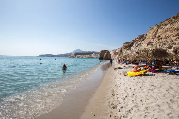 Turistler güzel Firiplaka Beach temiz su keyfini çıkarın. — Stok fotoğraf