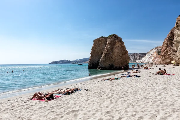 Tourists enjoy the clear water of the beautiful Firiplaka beach — Stock Photo, Image