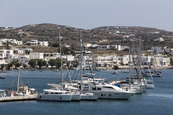 Kilátás a tengeri kikötő Adamas falu Milos island, Görögország. — Stock Fotó