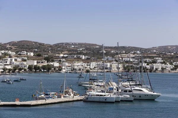 Kilátás a tengeri kikötő Adamas falu Milos island, Görögország. — Stock Fotó