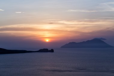 Güzel gün batımı beach Ampeli, Folegandros yakınındaki. Arkada