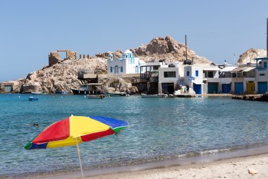 Firopotamos, Milos Adası, yan mavi beyaz Ortodoks Kilisesi