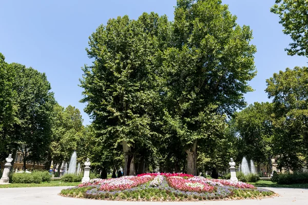 Фонтани в Загребі, один із найстаріших парків в місті. Загреб, Cr — стокове фото