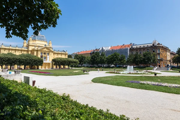 Pabellón de arte en la plaza Rey Tomislav en Zagreb . —  Fotos de Stock