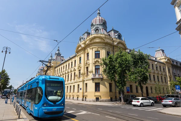 Moderne Straßenbahn in einer Straße von Zagreb, Kroatien — Stockfoto
