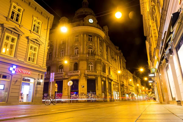 Trilho de eléctrico nas ruas de Zagreb à noite em Zagreb, Croácia . — Fotografia de Stock