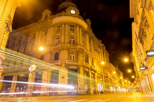 Straßenbahn in den Straßen von Zagreb in der Nacht in Zagreb, Kroatien. — Stockfoto