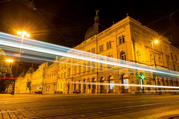 Straßenbahn in den Straßen von Zagreb in der Nacht in Zagreb, Kroatien. — Stockfoto