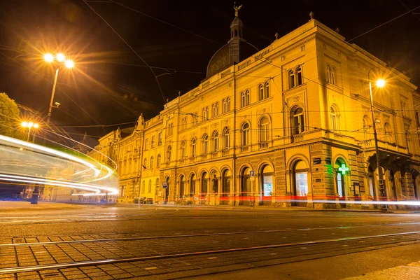 Straßenbahn in den Straßen von Zagreb in der Nacht in Zagreb, Kroatien. — Stockfoto