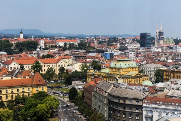 Zagreb, de hoofdstad van Kroatië luchtfoto - kleurige daken en c — Stockfoto