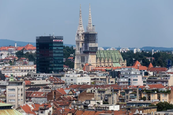 Zagreb, de hoofdstad van Kroatië luchtfoto - kleurige daken en c — Stockfoto