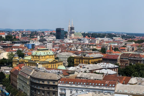 Zagreb, de hoofdstad van Kroatië luchtfoto - kleurige daken en c — Stockfoto