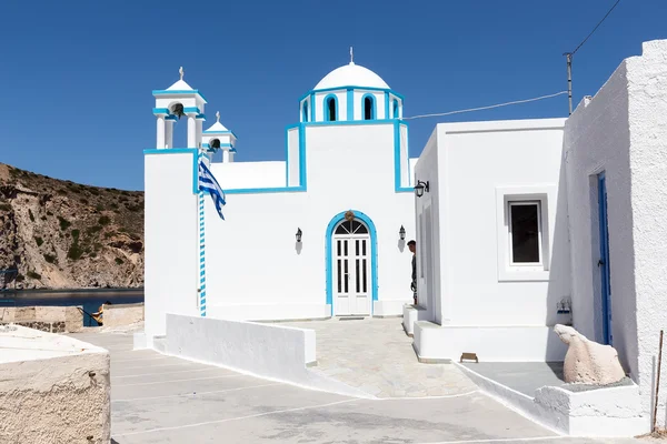 Голубая белоснежная церковь на Фиотамосе, остров Милос, Киклада — стоковое фото