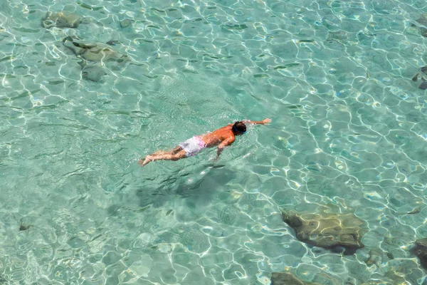 Vista superior de um menino nadando em Milos, na Grécia — Fotografia de Stock