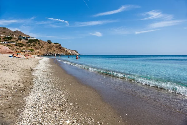 Tourists enjoy the clear water of the beautiful beach in Milos i — Stock Photo, Image