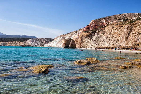 Bellissimi colori naturali della spiaggia di Firiplaka, Milos, Grecia — Foto Stock