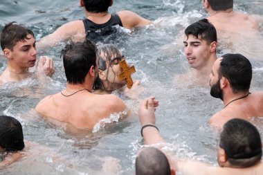  Bir yüzücü sırasında denizin alındı bir tahta haç kisses 