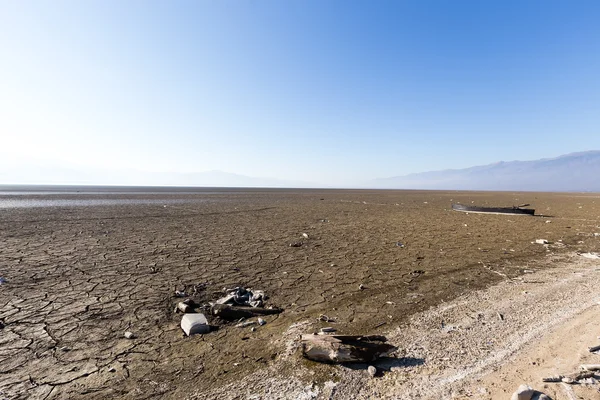 Cama de lago seco com textura natural de argila rachada em perspectiva — Fotografia de Stock